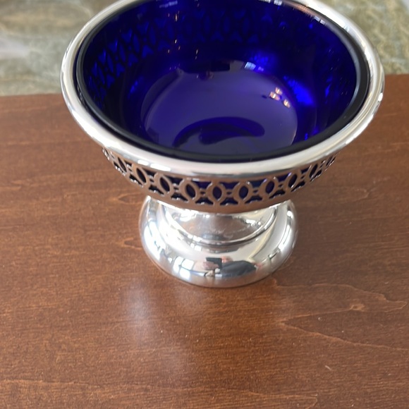 Beautiful silver pedestal bowl with colbalt blue glass insert. - Picture 6 of 10
